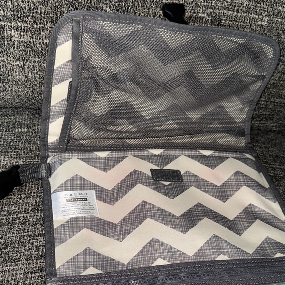 Skip Hop Chevron Pattern Changing Pad - Picture 3 of 4